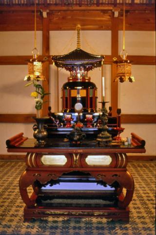 舎利塔及び須弥壇の写真