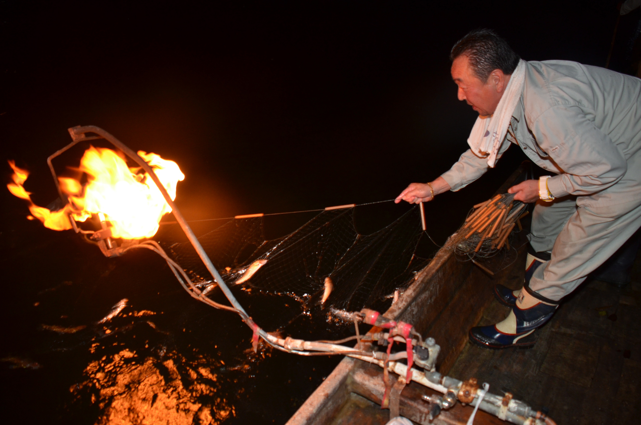 長良川で行われる夜網漁